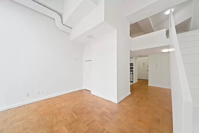 Building Photo - 460 W 20th St