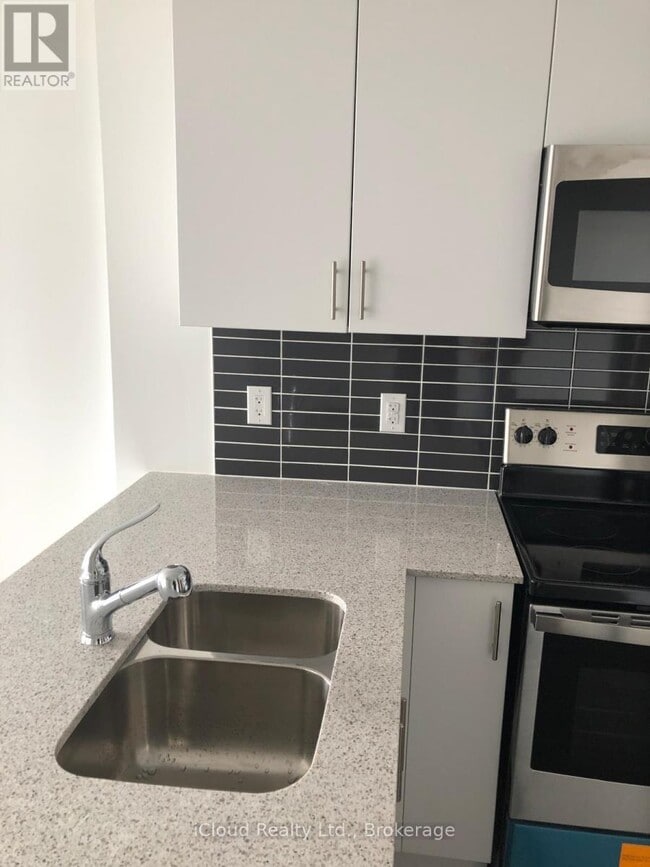 Building Photo - 550 N Service Rd