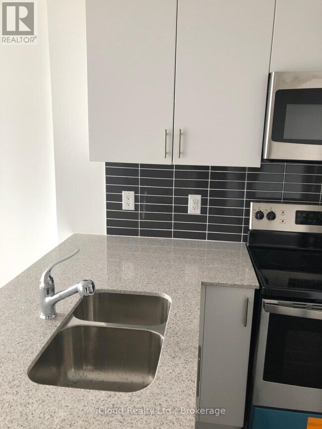 Photo du bâtiment - 550 N Service Rd