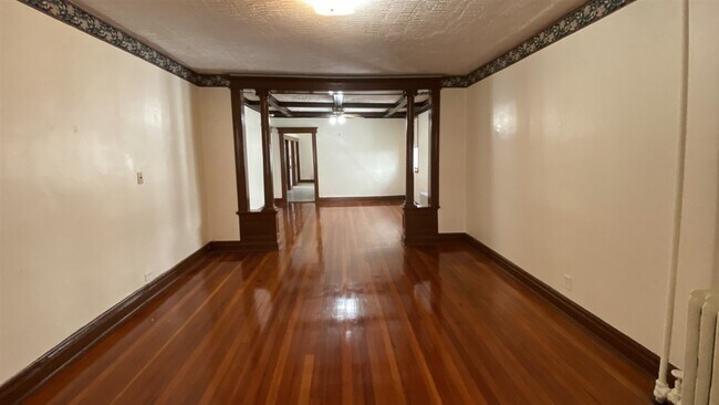 Foto del edificio - 221 Columbia Ave
