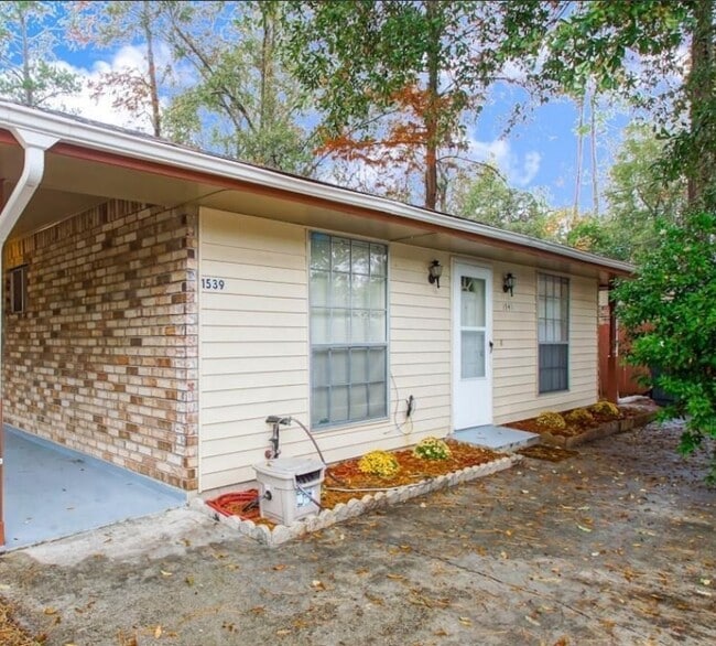 Beautiful Cozy 2 bedroom house Available! - 1541 Live Oak St
