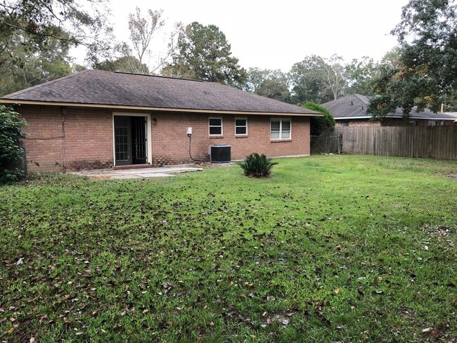 Building Photo - 3BR 2BA Jason Dr. Denham Springs