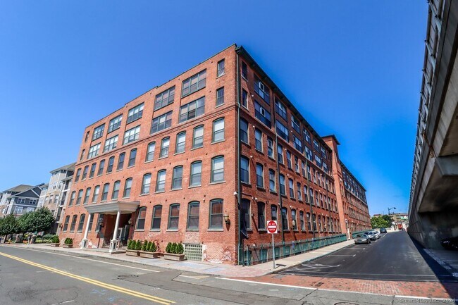Building Photo - 145 Canal St E