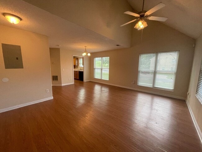 Foto del edificio - PRE-LEASING FOR AUGUST 2025!  1/2 OFF SECU...