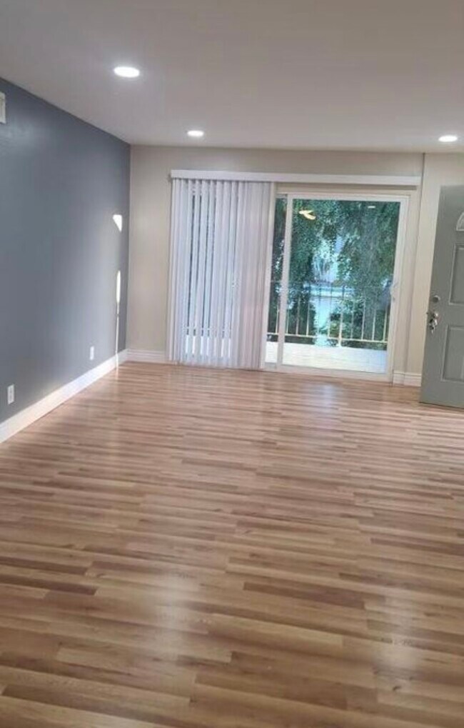 Building Photo - 556 S Fair Oaks Ave