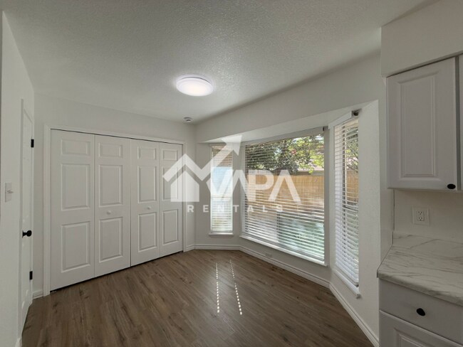 Foto del edificio - 6402 Gray Ridge