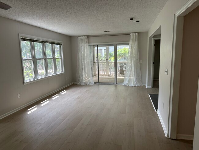 Foto del edificio - 201 Oakwood Ct