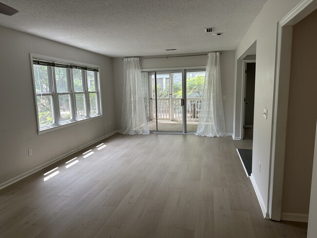Building Photo - 201 Oakwood Ct