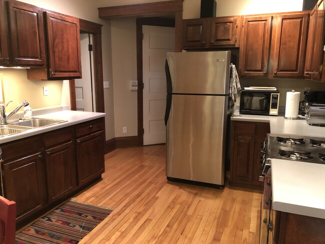 Full Kitchen with Gas Range, Dishwasher and Fridge - 1311 Yale Pl