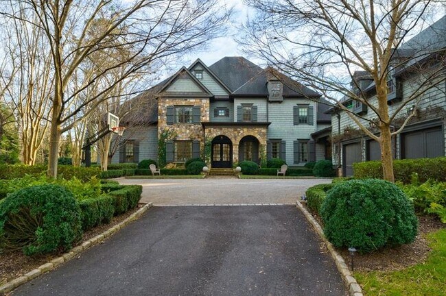 Building Photo - 1224 Peachtree Battle Ct NW