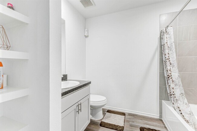 Foto del edificio - 5122 Sequoia Hts Ln