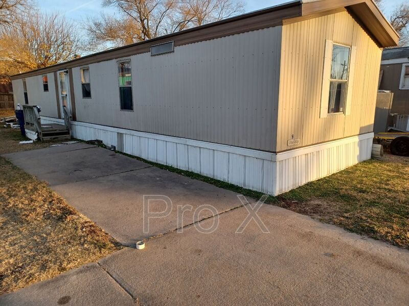 Primary Photo - 1302 E MacArthur Rd