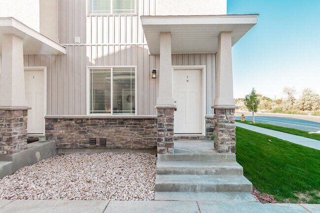 Building Photo - 680 S Saturn Ave