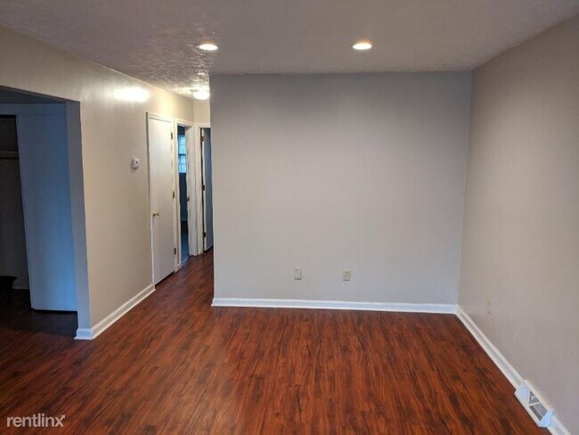 Foto del edificio - 429 Whispering Hills Dr