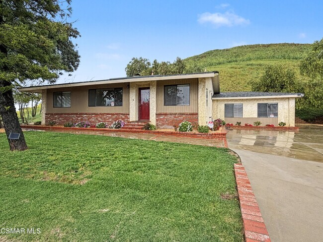 Foto del edificio - 2485 E Hillcrest Dr