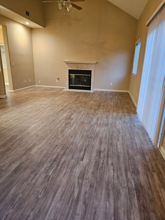Foto del edificio - BEAUTIFUL 2 STORY, 3 BRM, 2 1/2 BATHS WITH...