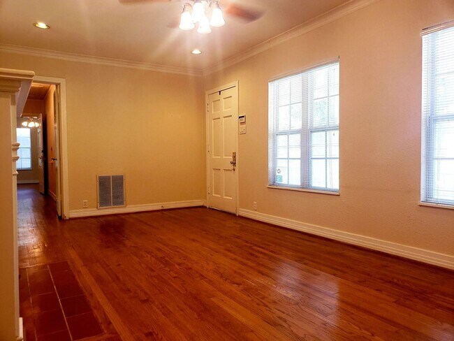 Building Photo - 2 bedroom, 1 Bath Austin Stone Cottage in ...