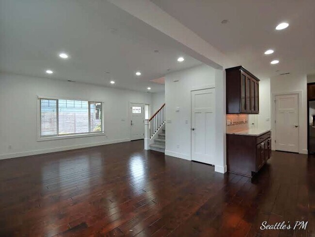 Foto del edificio - Elegant 4 Bedroom Oversized Home in Edmonds