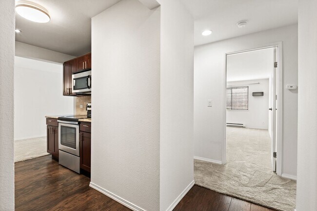 Foto del edificio - Modern 2-Bedroom Condo in Shoreline with Stylish Finishes