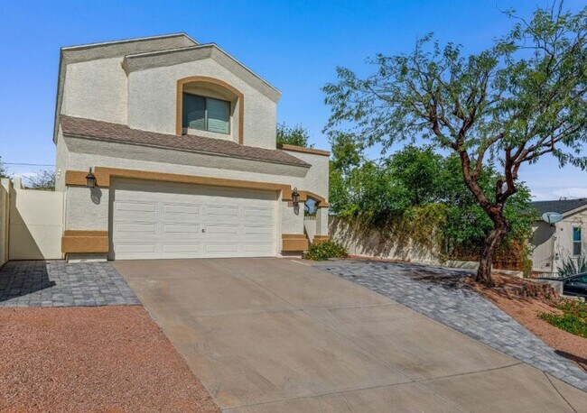 Building Photo - Beautiful 3 Bed/2.5 Bath Home in Phoenix! ...