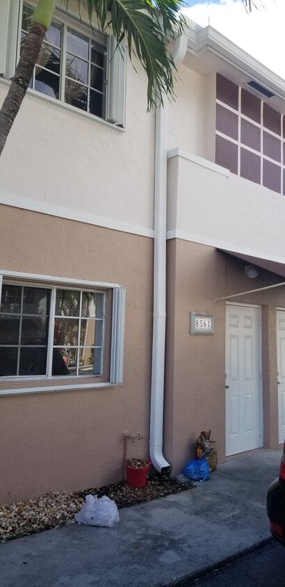 Primary Photo - 8561 SW 109th Ave