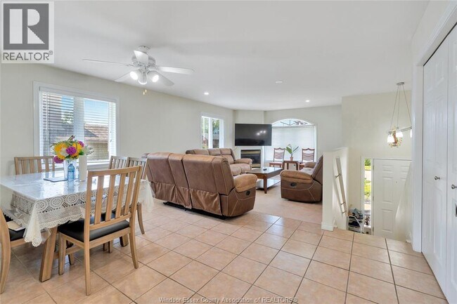 Building Photo - 592 Banwell Dr