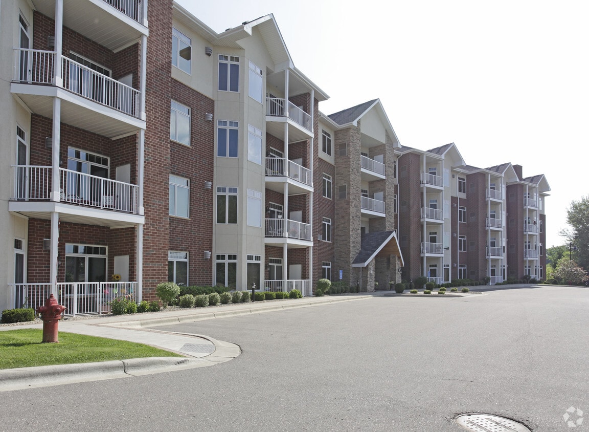 Steiger Lake Condos Apartments in Victoria, MN