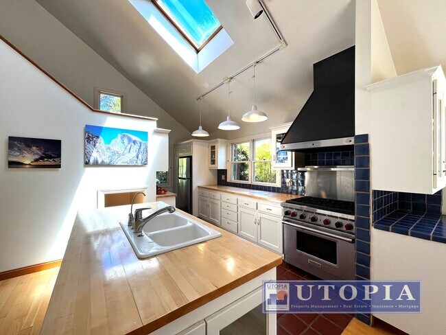 Foto del edificio - Beautiful, custom finished home in Aptos, ...