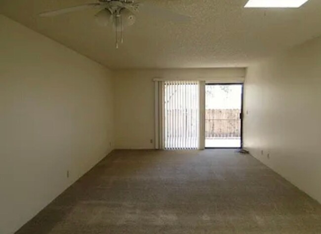 Foto del edificio - Lovely Foothills Townhouse 2br/2bth $1,400...