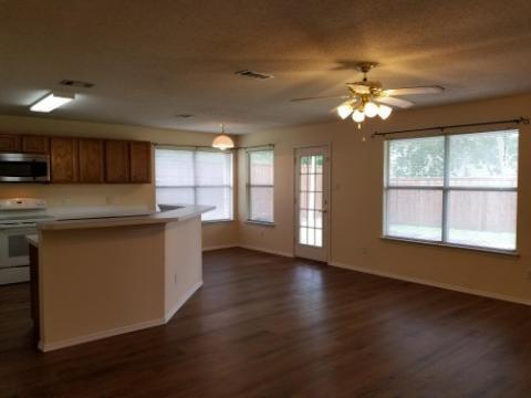 Building Photo - 909 Larkspur Dr