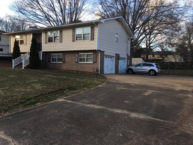 Building Photo - 4127 Southbury Ln