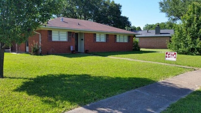 Building Photo - ****Bossier Old Greenacres Place****