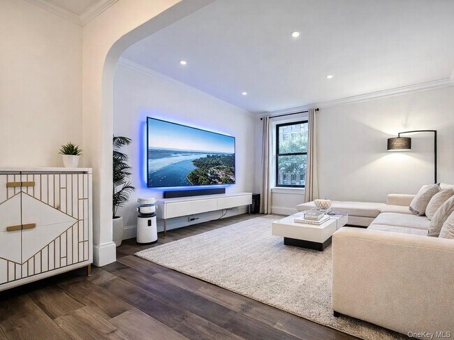 Foto del edificio - 3000 Valentine Ave