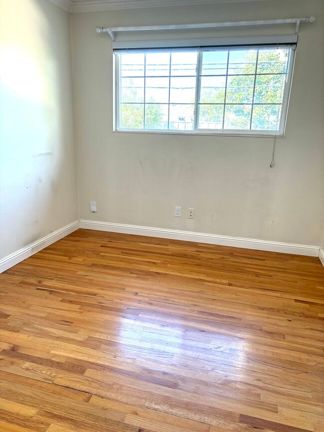 Building Photo - 4433 Vanderbilt Dr