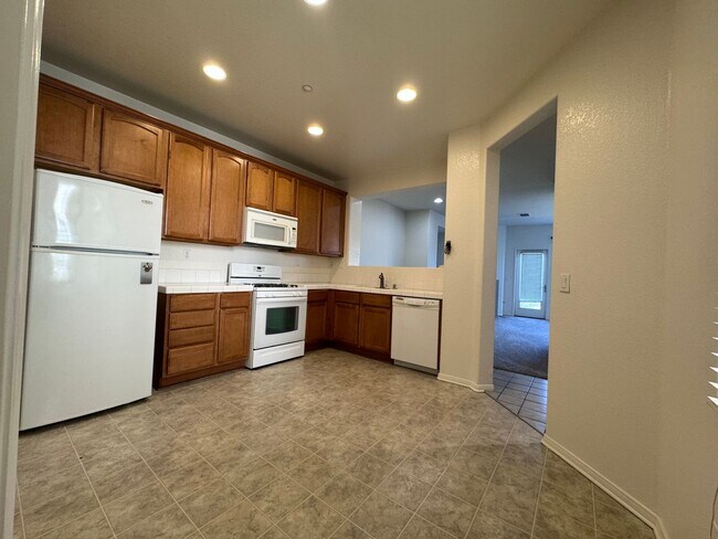 Building Photo - 3 Bedroom condo in Lake Elsinore