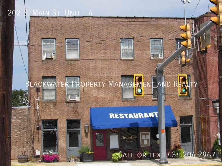 Foto principal - 1 Bedroom Apartment in Downtown Amherst!