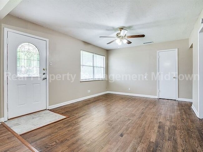 Building Photo - Charming 3-Bedroom Home with Spacious Yard...
