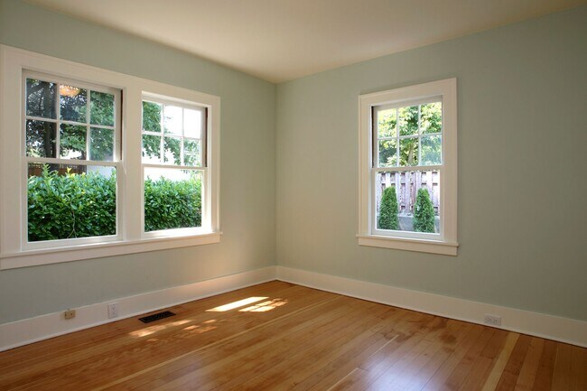 Building Photo - Charming Irvington Home- 4 bedroom 3 bath