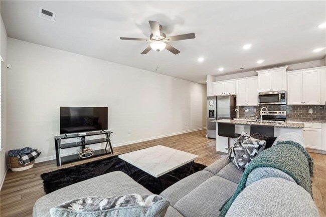 Building Photo - 4655 Fullerton Dr