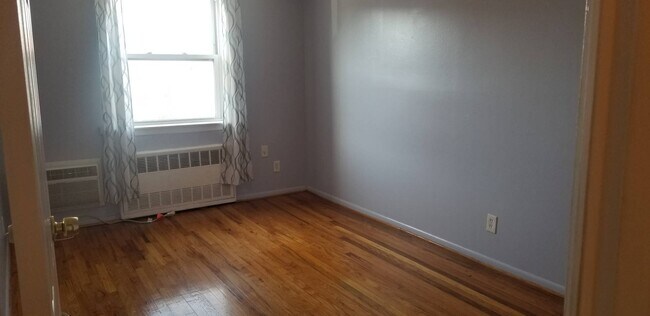 Building Photo - 742 E 58th St