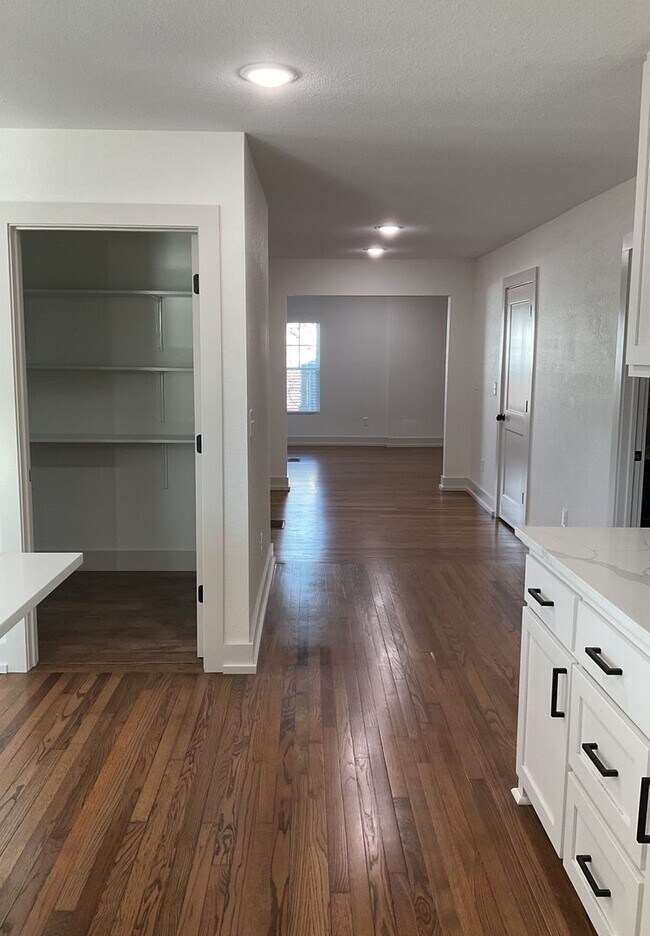 Foto del edificio - NEW IN MANAGEMENT - AVAILABLE NOW!