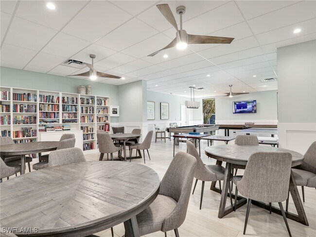 Foto del edificio - 555 Park Shore Dr