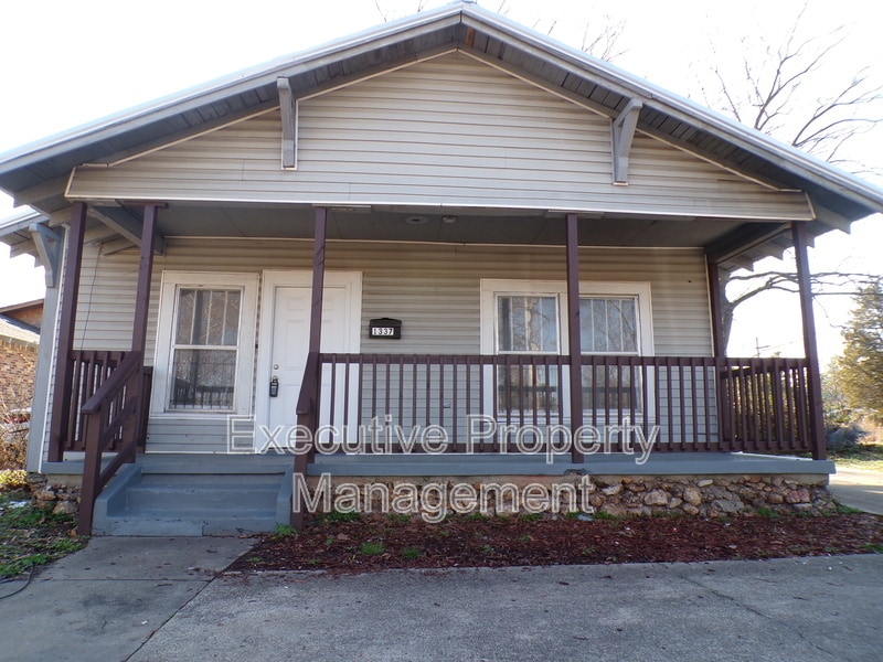 Primary Photo - 1337 Woodland Ave SW