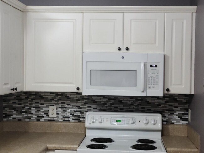 Building Photo - MOVE IN READY CONDO!