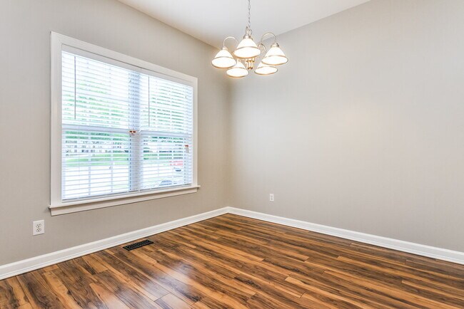 Building Photo - 909 Lotus Ln