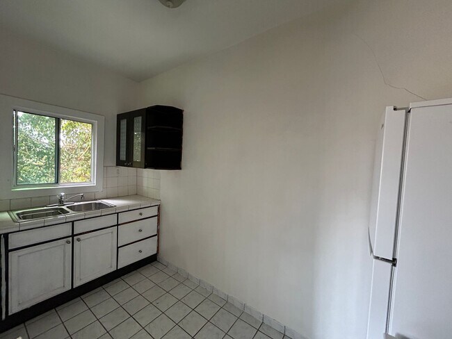 Building Photo - 1102 S Mariposa Ave