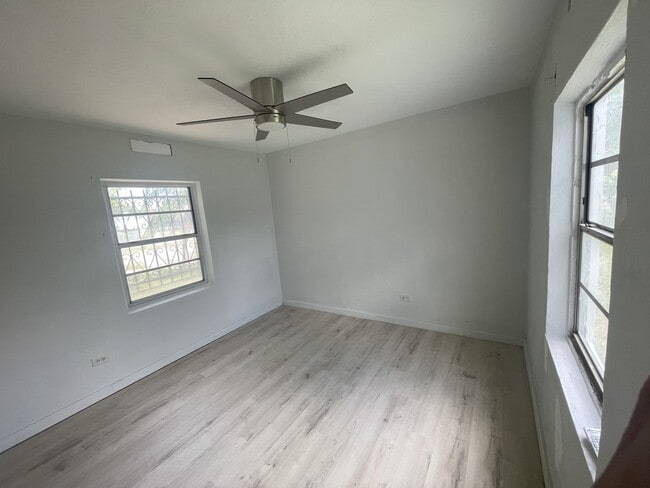 Foto del edificio - 15250 Jackson Dr