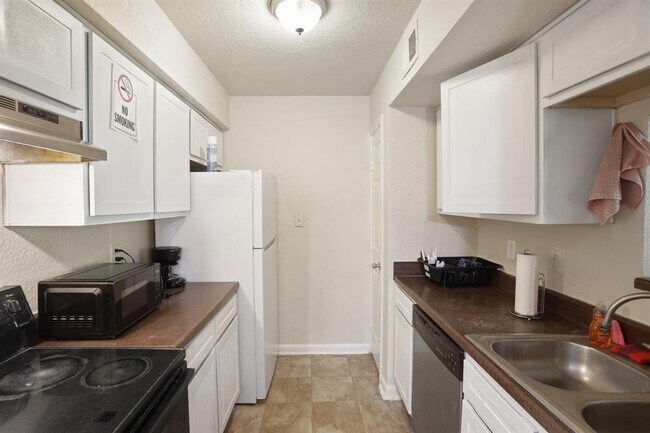 Foto del edificio - 8100 Creekbend Dr