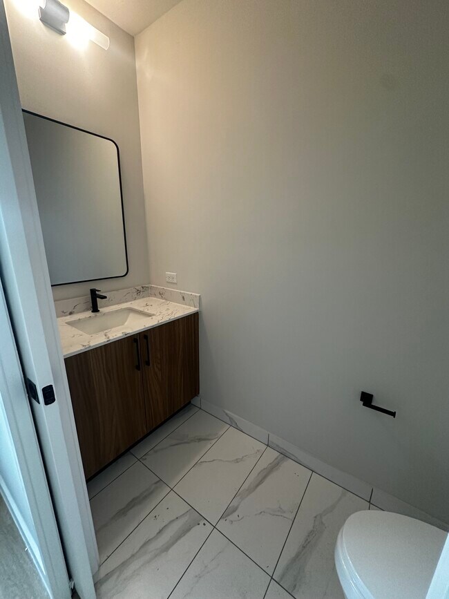 Foto del edificio - 11030 N Bayshore Dr