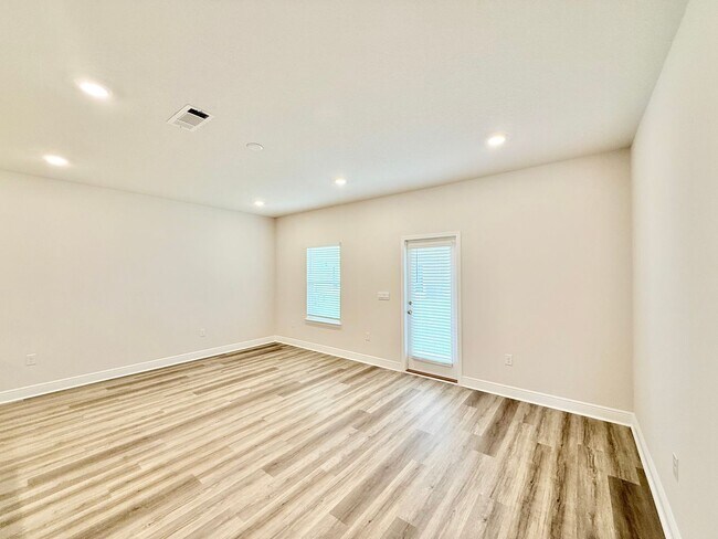 Foto del edificio - Coastal Townhome - Close To Beaches